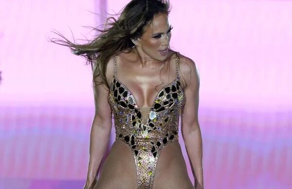 Popular / (VIDEO) ¡No vas a creer el traje que se puso JLo luego de ser comparada con una actriz n0p0r"!