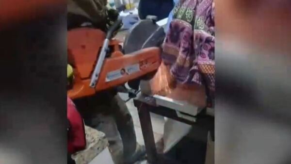 La mano de una cocinera quedó atrapada en amasadora de empanadas