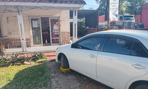 Agente de tránsito de Coronel Oviedo coloca cepo en propiedad privada y expone graves fallas institucionales - OviedoPress