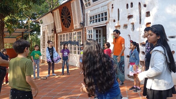 Bioescuela construida con barro, arte, amor y comunidad en Areguá