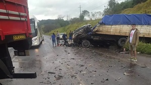 Tragedia en San Pedro: Choque entre auto y dos camiones deja un muerto y varios heridos
