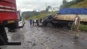 Choque entre auto y dos camiones deja un muerto y varios heridos