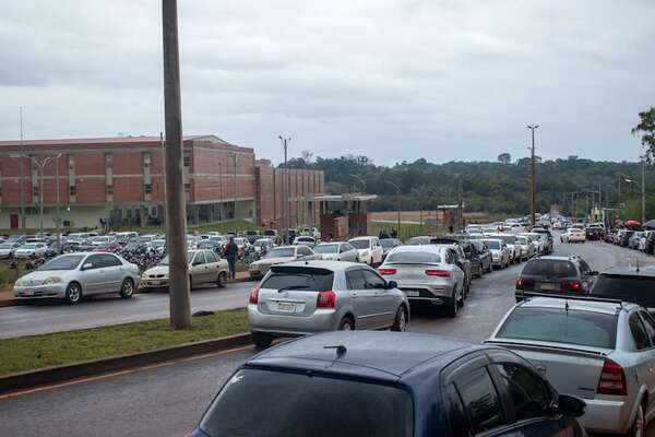 Hospital General de Itapúa: congestionamiento vehicular en única vía de acceso - Nacionales - ABC Color
