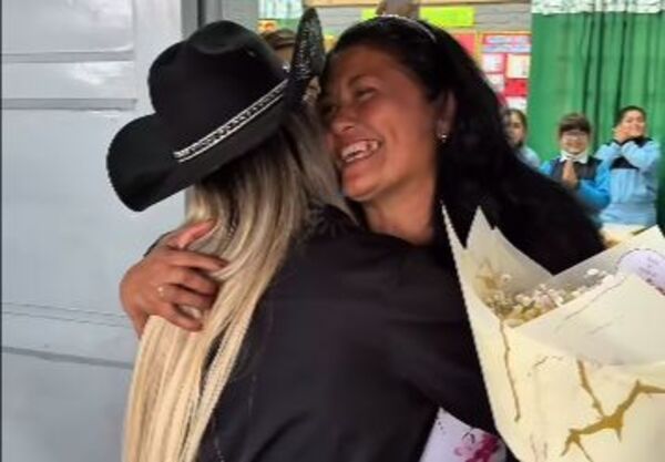Popular / ¡Marilina sorprendió a una maestra en el día de su cumple!