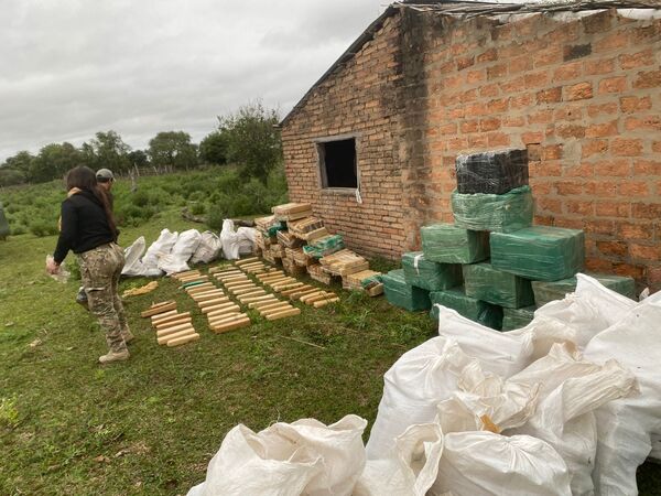 Incautan 800 kilos de marihuana en operativo en Ñeembucú