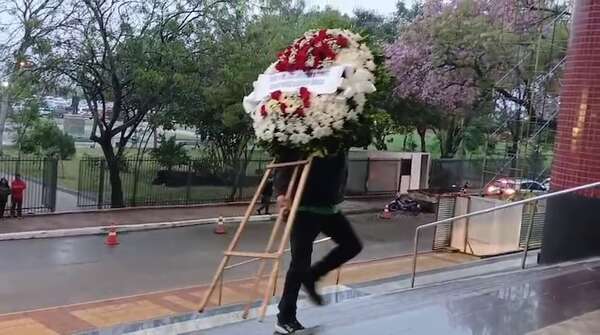 Llegan las primeras coronas de flores al Congreso para homenaje a diputado Rodríguez - Política - ABC Color