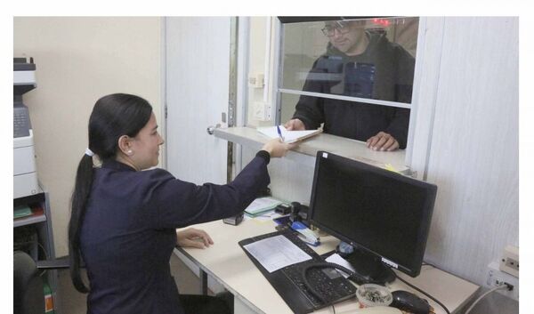 Funcionarios contratados deben presentar facturas