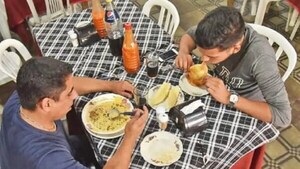 Cocineras del Mercadito Nº 1 ajustan menús por el aumento de insumos