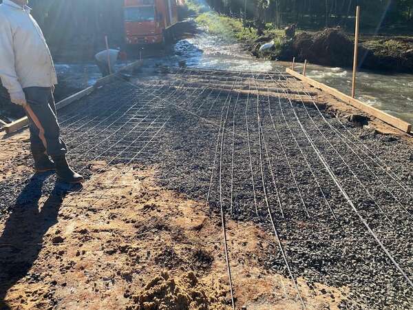Entre baldes de cemento y obras precarias: así prepara el MOPC los caminos para el Mundial de Rally - Economía - ABC Color