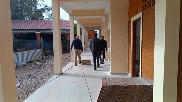 Autoridades municipales de Encarnación supervisan avance de obras en instituciones educativas