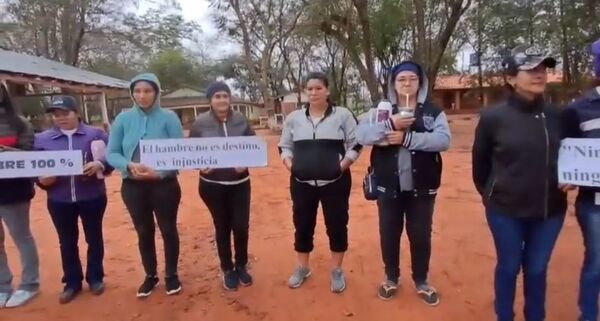 Familias toman escuela en Arroyito exigiendo inclusión en el programa «Hambre Cero»