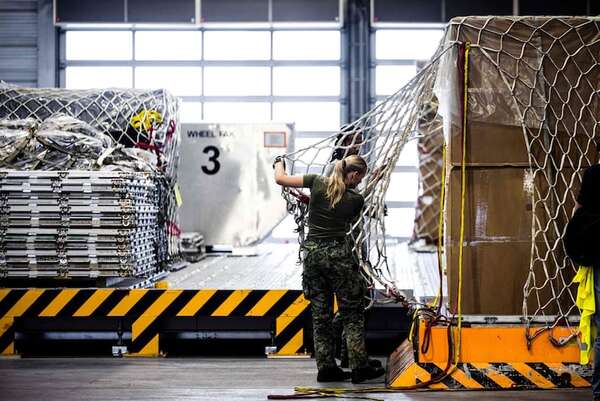 Israel dice que en las últimas horas se lanzaron 110 palés de comida desde el aire a Gaza - Mundo - ABC Color