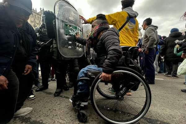 Personas discapacitadas protestan en Buenos Aires contra veto de Milei a aumento de ayudas - Mundo - ABC Color