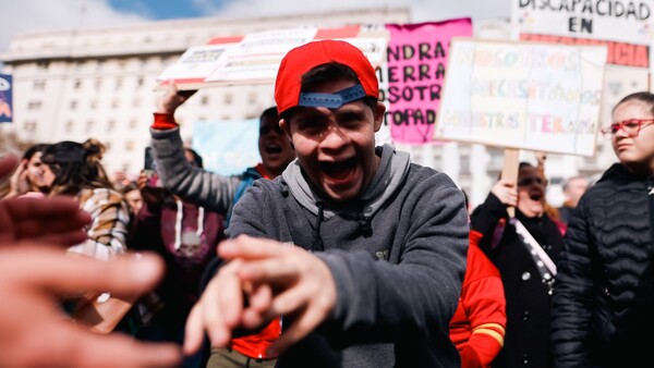 Personas discapacitadas protestan en Buenos Aires contra veto de Milei a aumento de ayudas