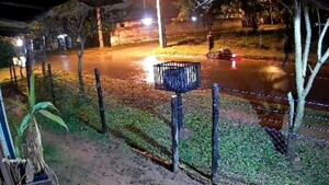 Desesperación bajo la lluvia: Mujer sufre robo de su motocicleta en Caacupé