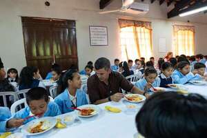 Peña declara cada 5 de agosto como el “Día Nacional de la Alimentación Escolar” - Política - ABC Color