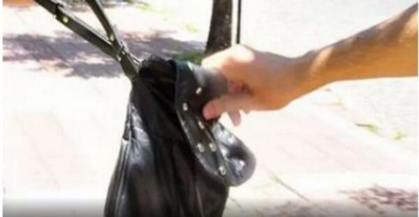 Popular / Solitario mondaha empuja a una abuelita para robarle su cartera