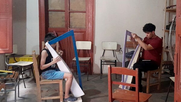 Clases gratuitas con arpas hechas de cartón