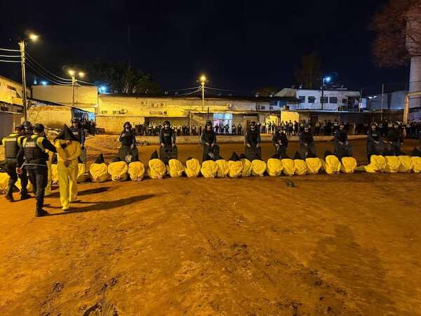 Trasladan más de 500 reclusos de la Penitenciaría de Ciudad del Este a nuevo penal en Minga Guazú  - ABC en el Este - ABC Color