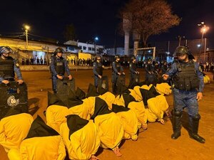 Bajo fuertes medidas de seguridad, se desarrolla el traslado de 500 reclusos - Judiciales.net