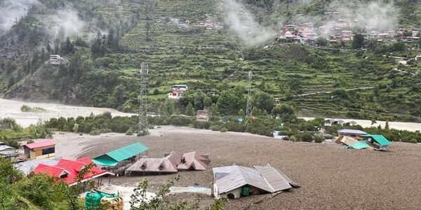 Emergencia en India: cuatro muertos y cien desaparecidos tras una avalancha de lodo