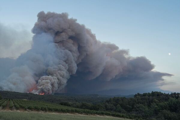Un muerto y nueve heridos en gran incendio forestal en Francia | Unicanal