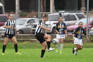 Libertad venció a Trinidense y es nuevamente líder en el futbol femenino
