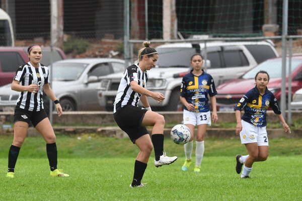 Libertad venció a Trinidense y es nuevamente líder en el futbol femenino