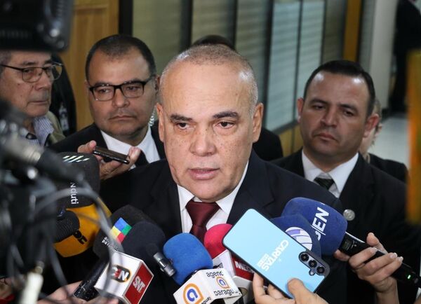 Supuestos casos de nepotismo forman parte de una interna entre liberales, afirma titular del Congreso