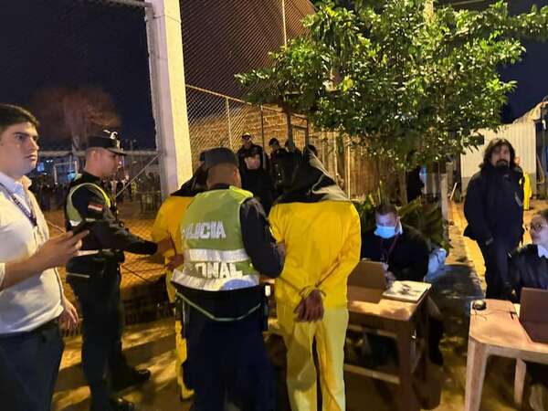 Traslado de reclusos es un paso hacia el cierre definitivo del penal de CDE, afirma gobernador  - ABC en el Este - ABC Color