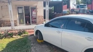 Le pusieron cepo a un auto estacionado en el patio de una casa