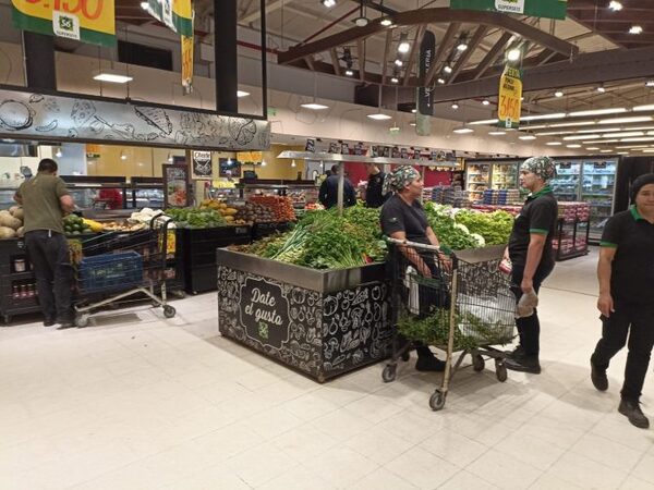 Sector privado coincide en necesidad de revisar precios de bienes de consumo ante baja del dólar