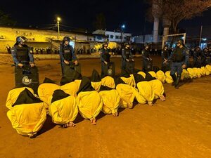 Trasladan reclusos de Ciudad del Este a Minga Guazú en operativo “Umbral” - El Trueno