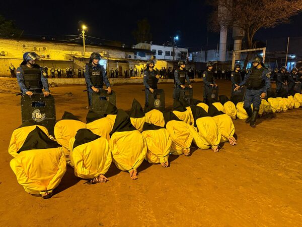 Trasladan reclusos de Ciudad del Este a Minga Guazú en operativo “Umbral” - El Trueno