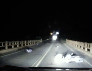 Popular / Camionero frenó de golpe por una “señal” y evitó chocar contra un motociclista tirado en un puente