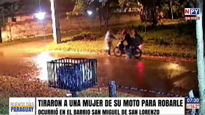 ¡Desesperante! Delincuentes empujaron de la moto a una mujer para asaltarla
