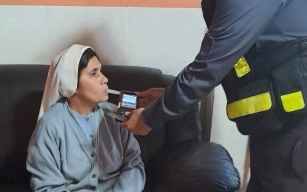 ¡Mba'epiko! ¡Monjita provocó triple choque en ruta y le hicieron alcotest!