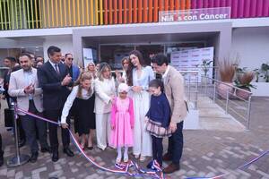 Nadia inauguró centro para niños con cáncer, acompañada del presi Santi Peña