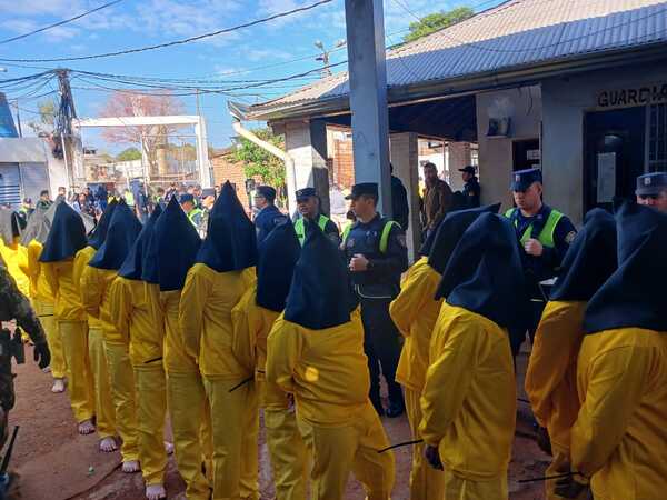 Traslado masivo de reclusos a la cárcel de Minga Guazú avanza sin incidentes - ADN Digital