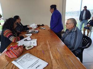 Municipalidad de Cambyretá entrega tarjetas a beneficiarios de la Pensión de Adultos Mayores