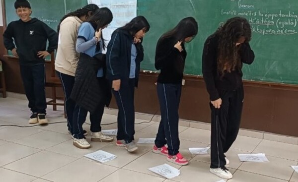 Estudiantes participan en taller sobre cambios en la adolescencia