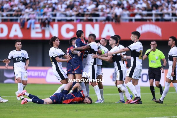 Versus / "Totín" Amarilla sobre el penal: "Fue por la espalda y sin intención de jugar a la pelota"