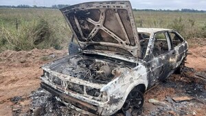 Automóvil se incendia por desperfecto eléctrico en camino vecinal de General Aquino
