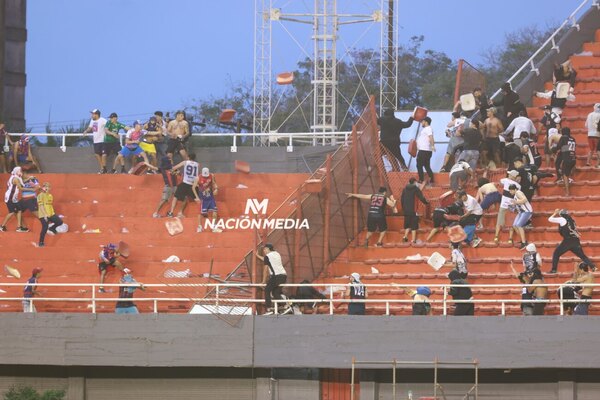 Popular / ¡Suspenden a las barras de Cerro y Olimpia por bolonqui en el clásico!