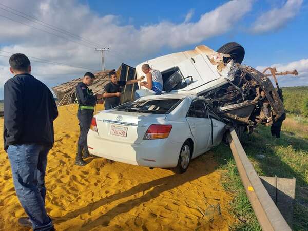 AUDIO: Triple choque deja dos fallecidos y genera corte de tránsito en la Ruta PY03 - Ancho Perfil - ABC Color