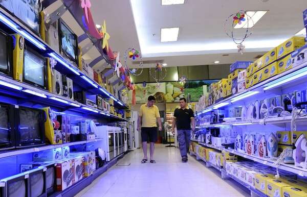 Importadores prevén baja de precios si el dólar sigue cayendo - Economía - ABC Color