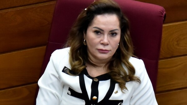 Cabrera defiende a neposobrinos y cartismo mira desde graderías