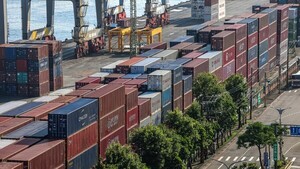 Entran en vigor los nuevos aranceles de Trump y arrecia la guerra comercial con sus socios