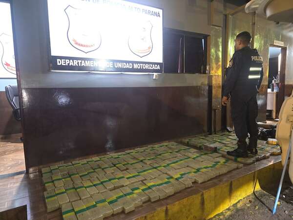 Furgón con doble fondo llevaba 132 kilos de marihuana rumbo al Brasil - ABC en el Este - ABC Color