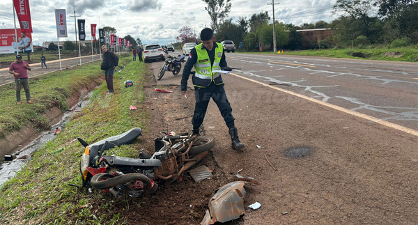 MOTOCICLISTA RESULTÓ HERIDA TRAS COLISIÓN SOBRE RUTA PY06